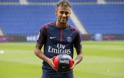 电竞牛热评-世界杯金手套奖放在他家客厅