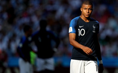 电竞牛热评-克瓦拉茨赫利亚与对方门将友好交流